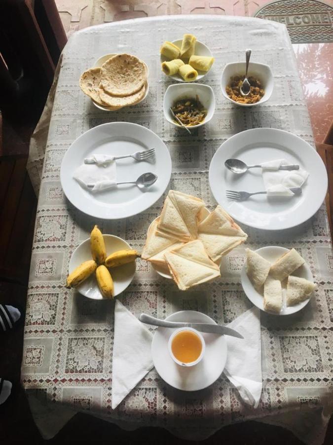 Malee Homestay Polonnaruwa Buitenkant foto
