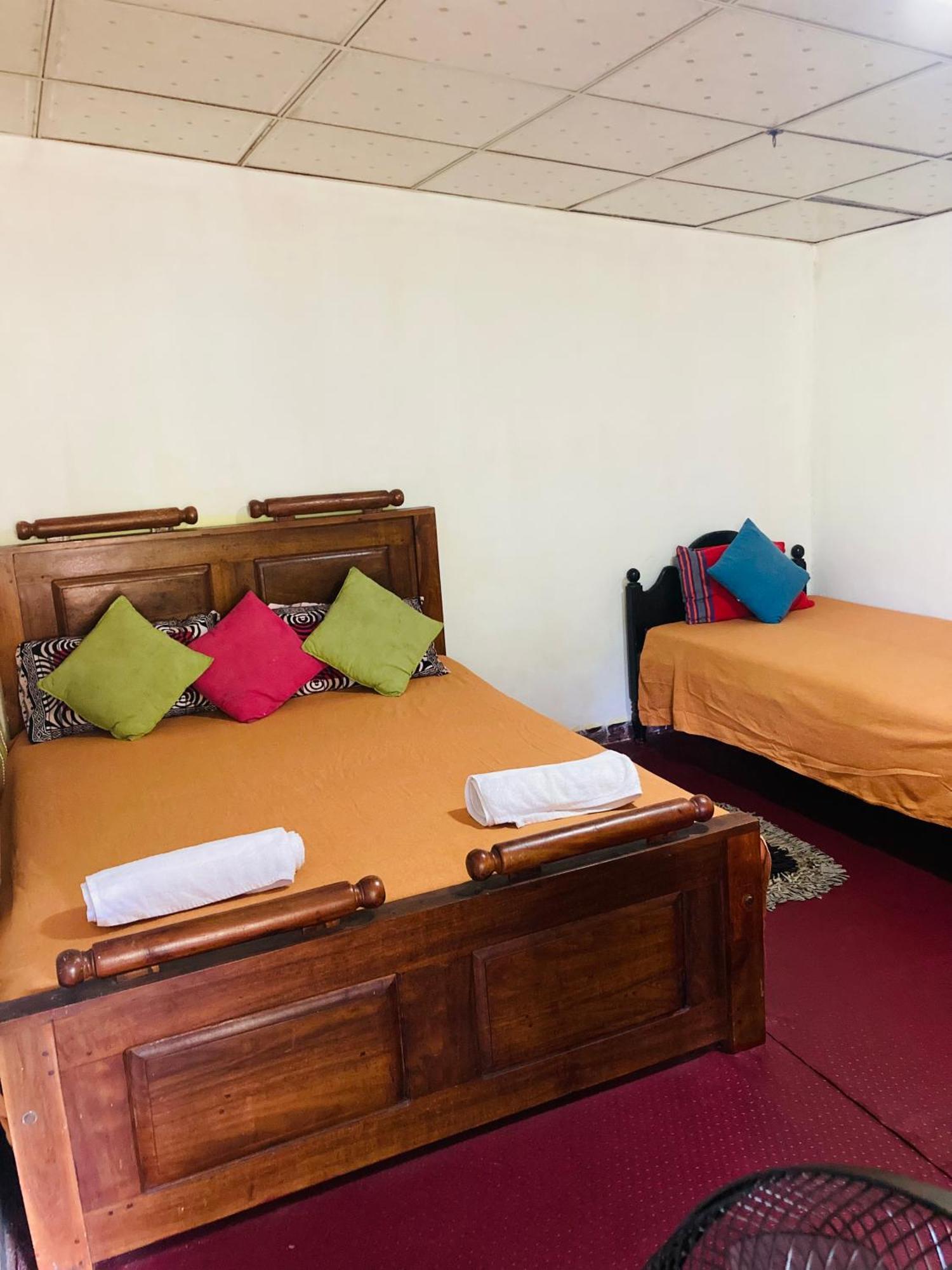 Malee Homestay Polonnaruwa Buitenkant foto
