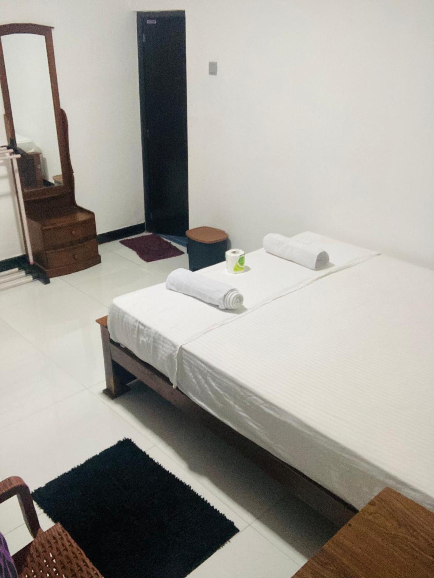 Malee Homestay Polonnaruwa Buitenkant foto