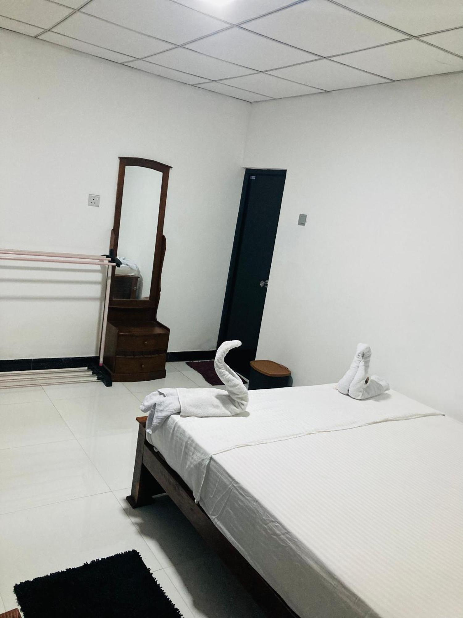 Malee Homestay Polonnaruwa Buitenkant foto