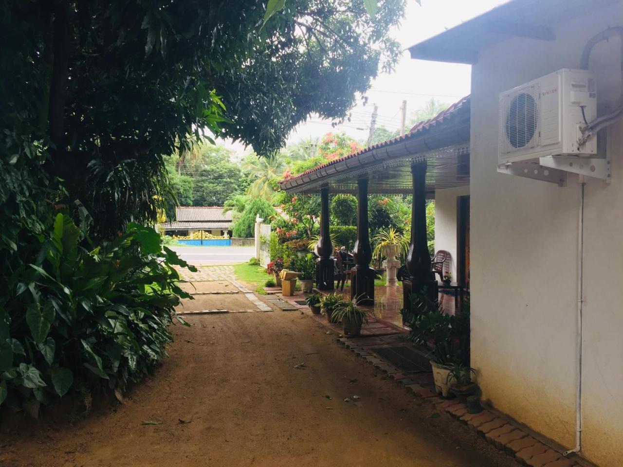 Malee Homestay Polonnaruwa Buitenkant foto