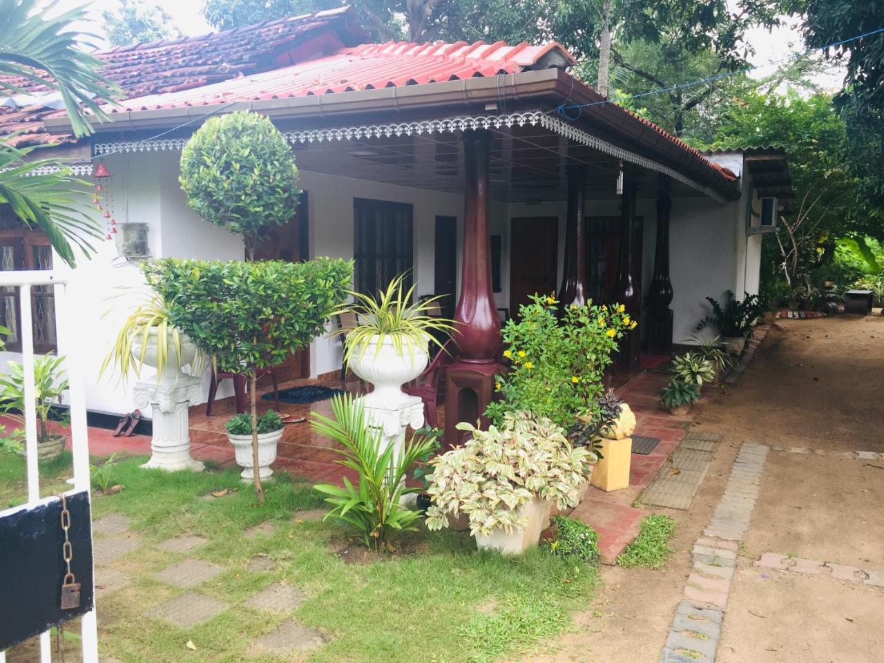Malee Homestay Polonnaruwa Buitenkant foto