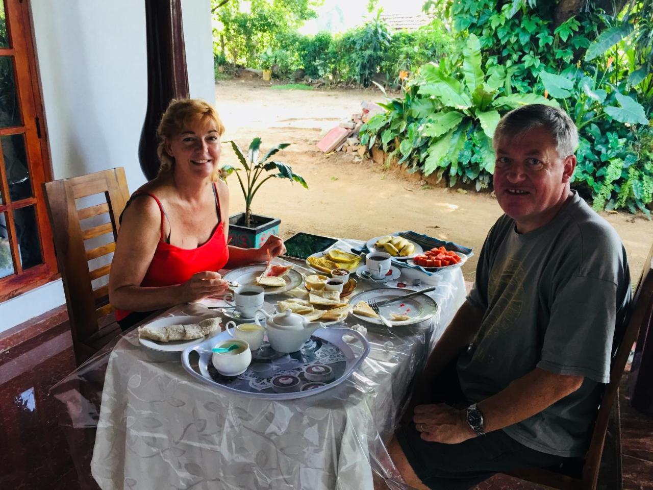 Malee Homestay Polonnaruwa Buitenkant foto