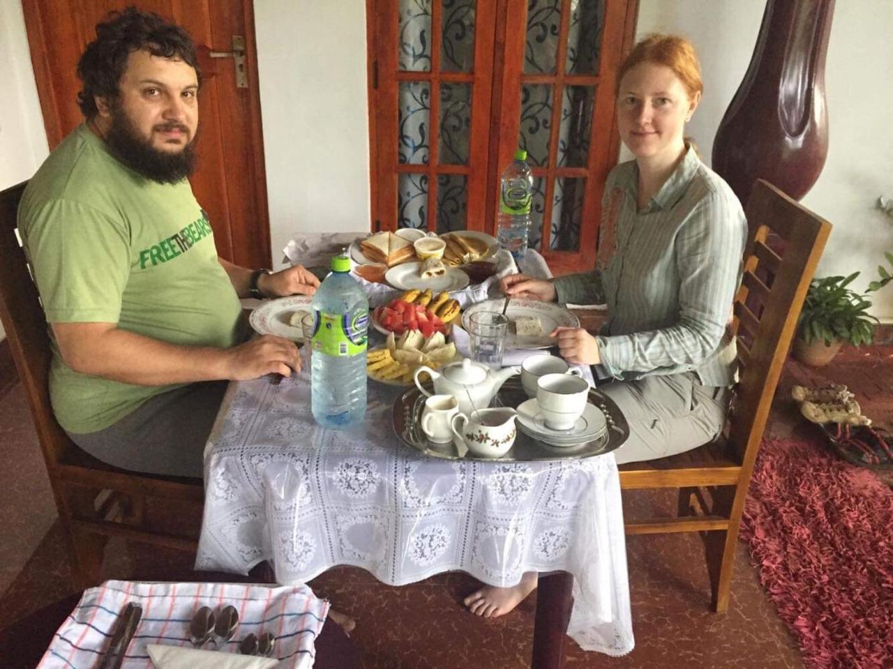 Malee Homestay Polonnaruwa Buitenkant foto