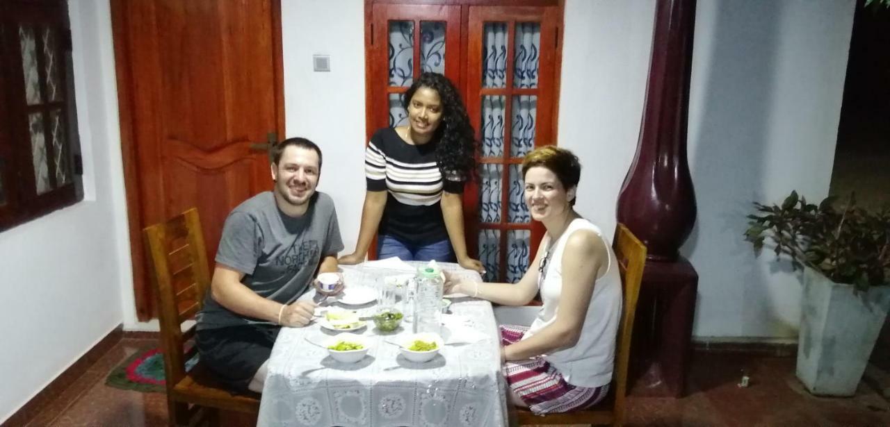 Malee Homestay Polonnaruwa Buitenkant foto