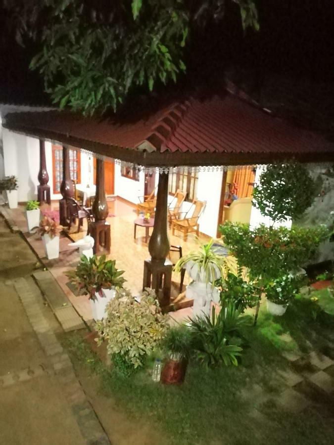 Malee Homestay Polonnaruwa Buitenkant foto